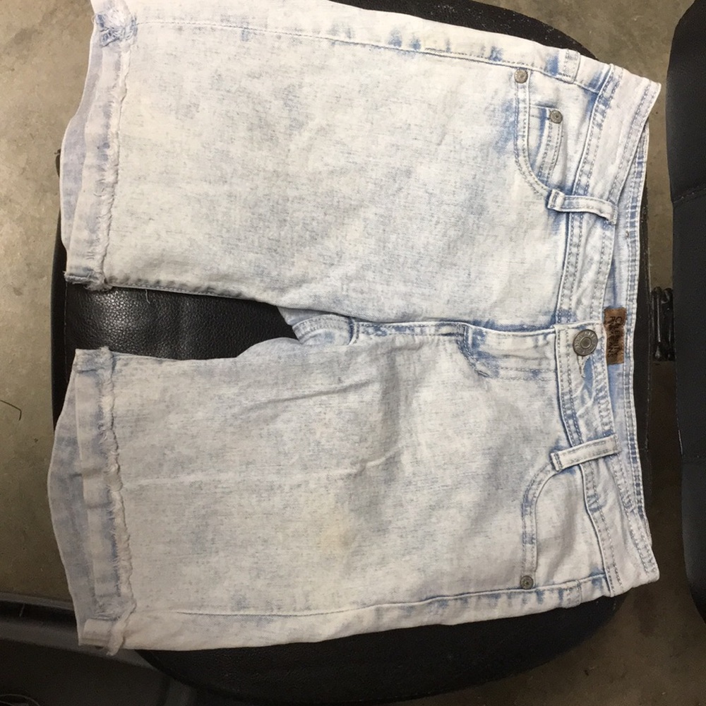 Light Wash Celebrity Pink Jean Shorts